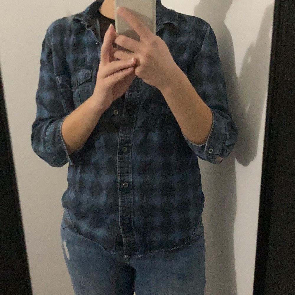 Blue & black denim-looking button up shirt 🛍